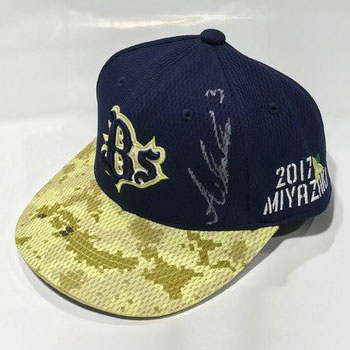 ポイント交換商品に安達選手直筆サイン入りキャップが登場