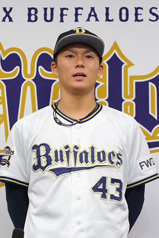 山本投手が最優秀防御率、山岡投手が最高勝率のタイトルを獲得
